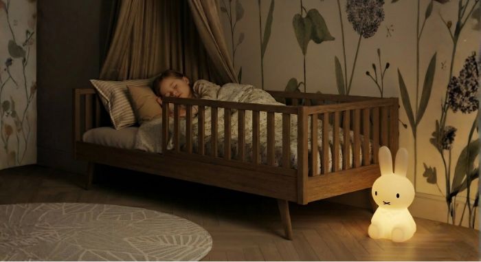 Comment empêcher votre enfant de tomber du lit : barrières, positions et astuces sécurité