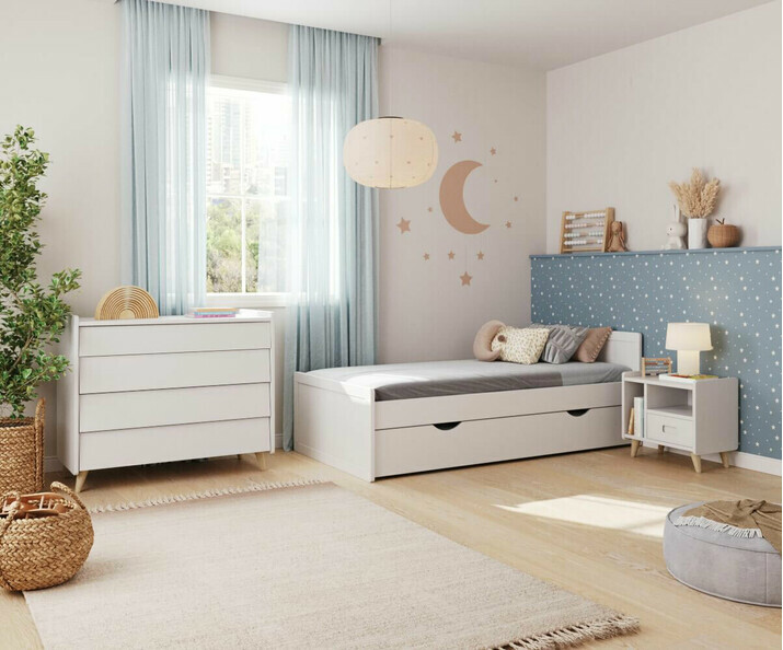 Chambre d'enfant avec lit montessori blanc, matelas et tiroir en option et commode 4 tiroirs