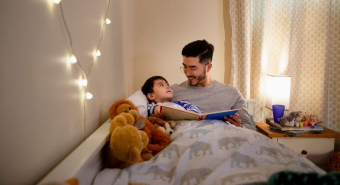 enfant qui lit avec papa le soir