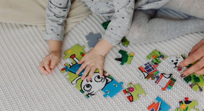 enfant qui fait un puzzle